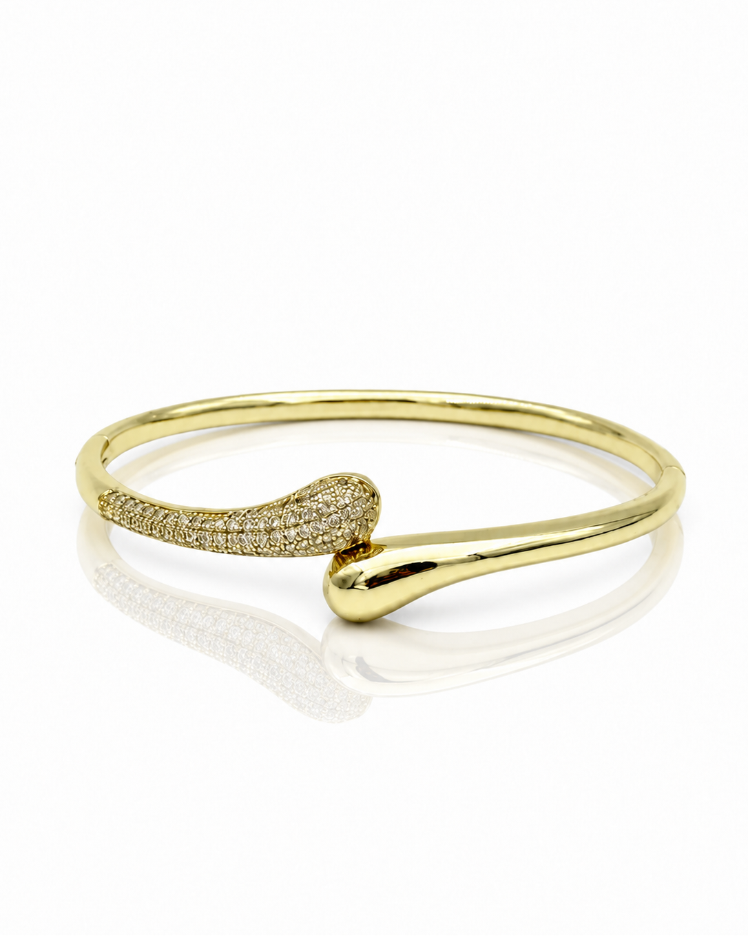 Bracelet Croisé – jonc rigide doré aux extrémités croisées pavé de cristaux champagne